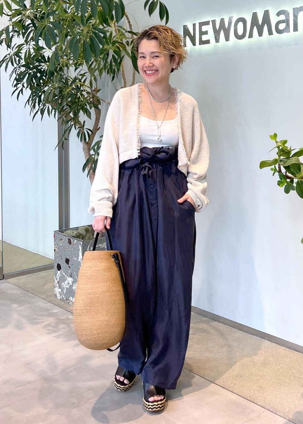 ホワイト系のカーディガン/ボレロ、ブラック系のサンダル、ブルー系のつなぎ/オールインワンを着用したレディースの夏コーディネートの2枚目の写真