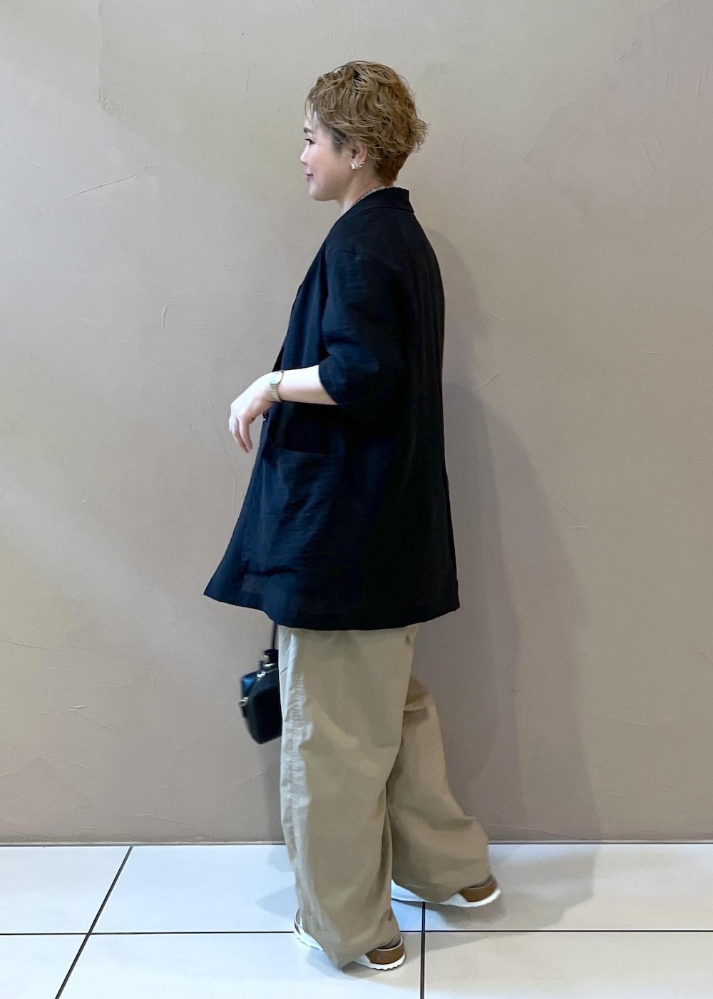 ベージュ系のその他パンツ、ブラック系のショルダーバッグ、ホワイト系のサンダルを着用したレディースの夏コーディネートの8枚目の写真