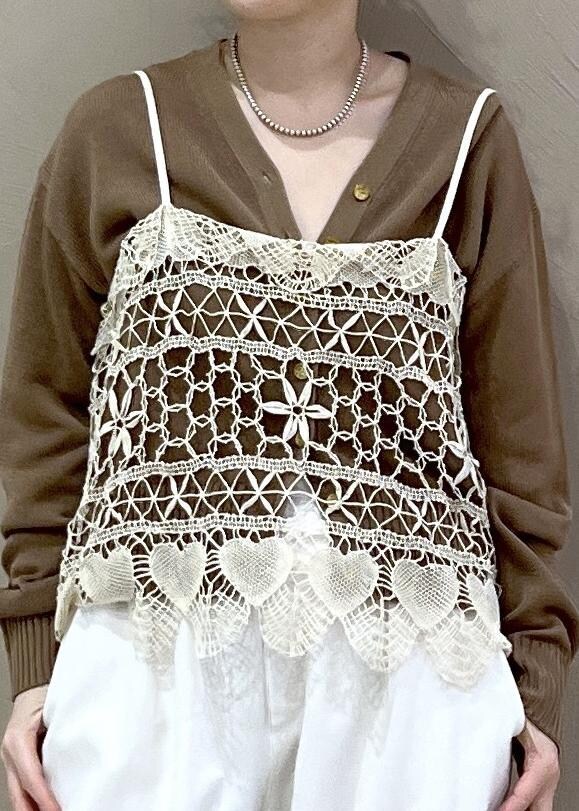 グレー系のショルダーバッグ、ホワイト系のその他パンツ、イエロー系のカーディガン/ボレロを着用したレディースの春コーディネートの5枚目の写真