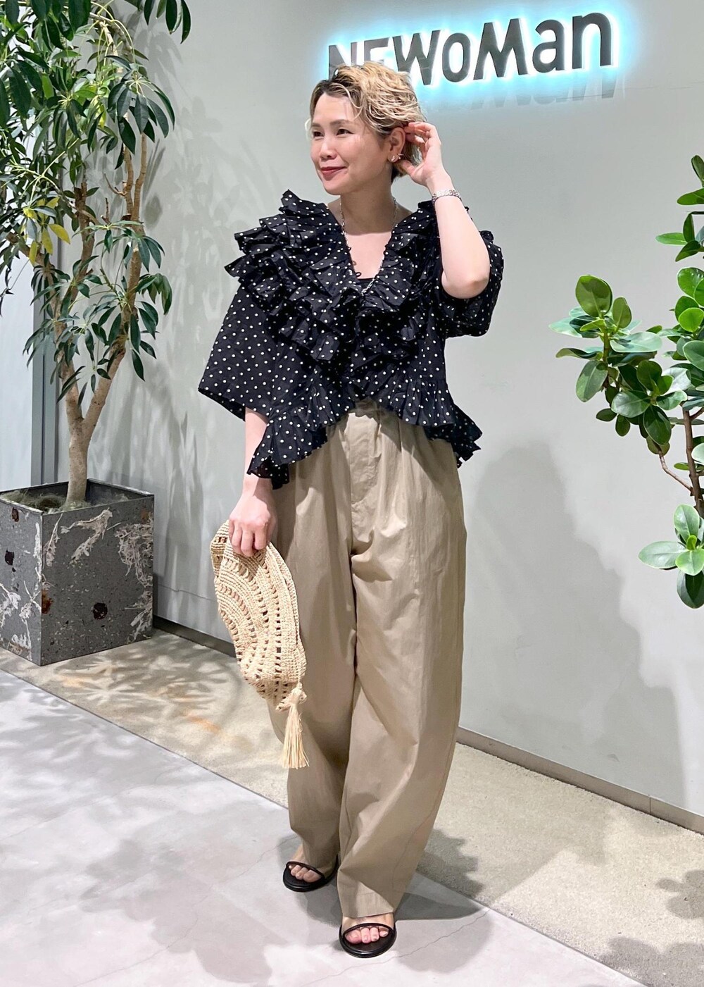 ベージュ系のその他パンツ、ブラック系のシャツ/ブラウス、ホワイト系のサンダルを着用したレディースの春コーディネートの4枚目の写真