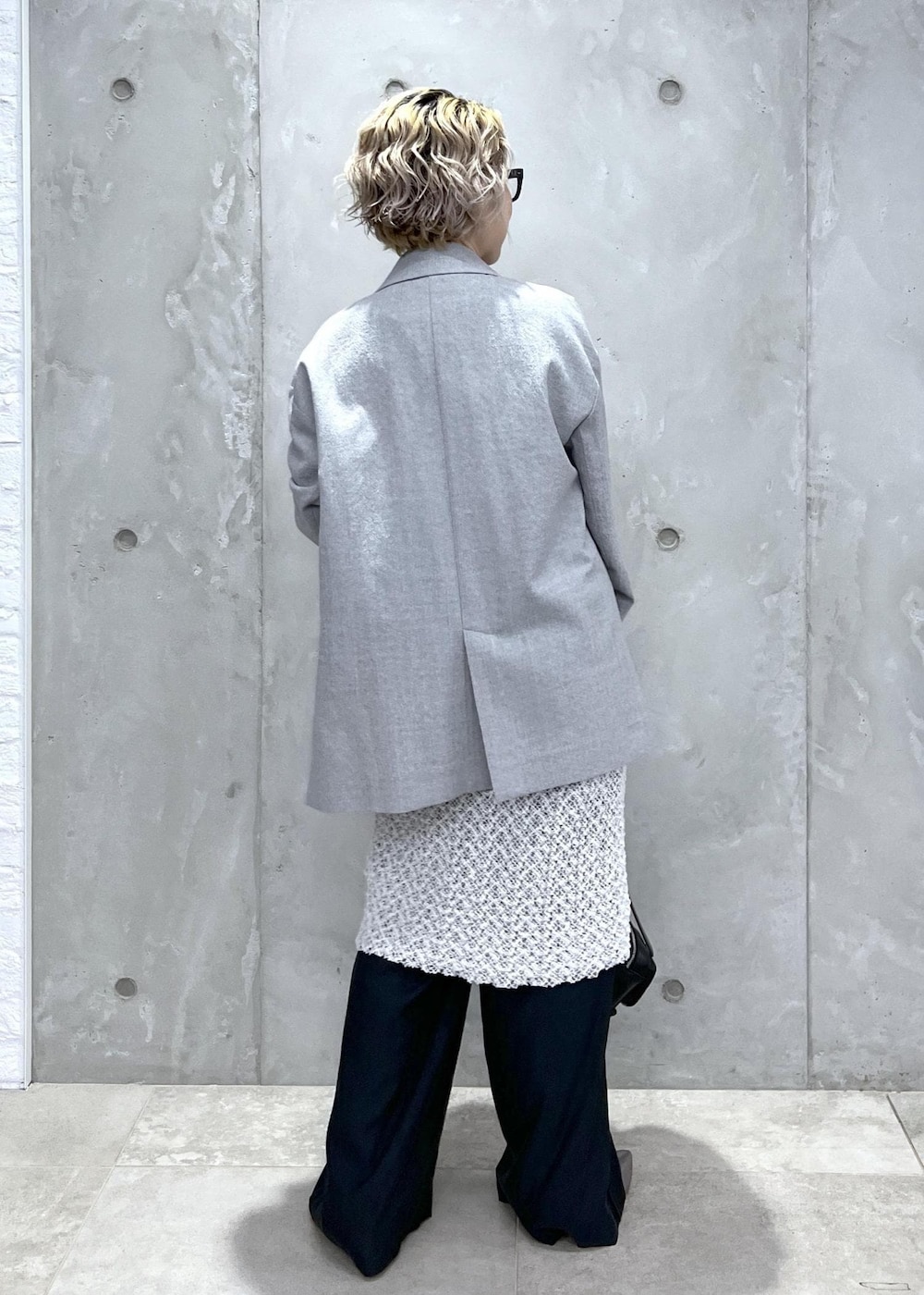 ホワイト系のワンピース、グレー系のテーラードジャケット、ブラック系のボディバッグ/ウエストポーチを着用したレディースの夏コーディネートの5枚目の写真