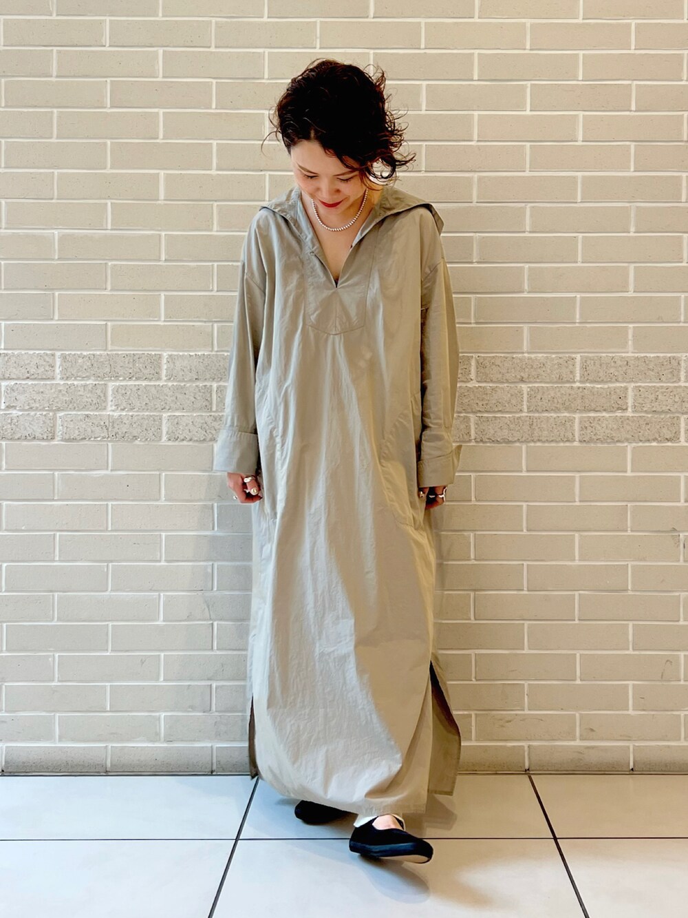 ベージュ系のワンピース、ホワイト系のその他パンツ、ブラック系のバレエシューズを着用したレディースの秋コーディネートの2枚目の写真