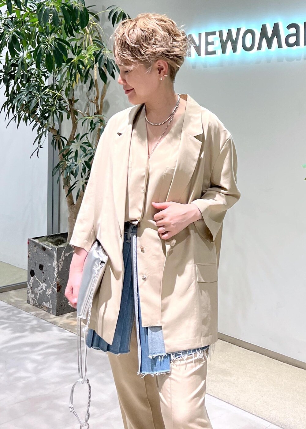 ベージュ系のその他パンツ、シルバー系のショルダーバッグ、ベージュ系のベストを着用したレディースの春コーディネートの7枚目の写真