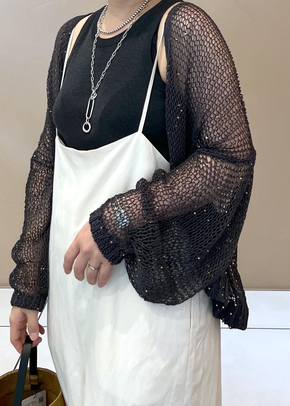 ホワイト系のサロペット/オーバーオール、グレー系のタンクトップ、グレー系のカーディガン/ボレロを着用したレディースの夏コーディネートの6枚目の写真