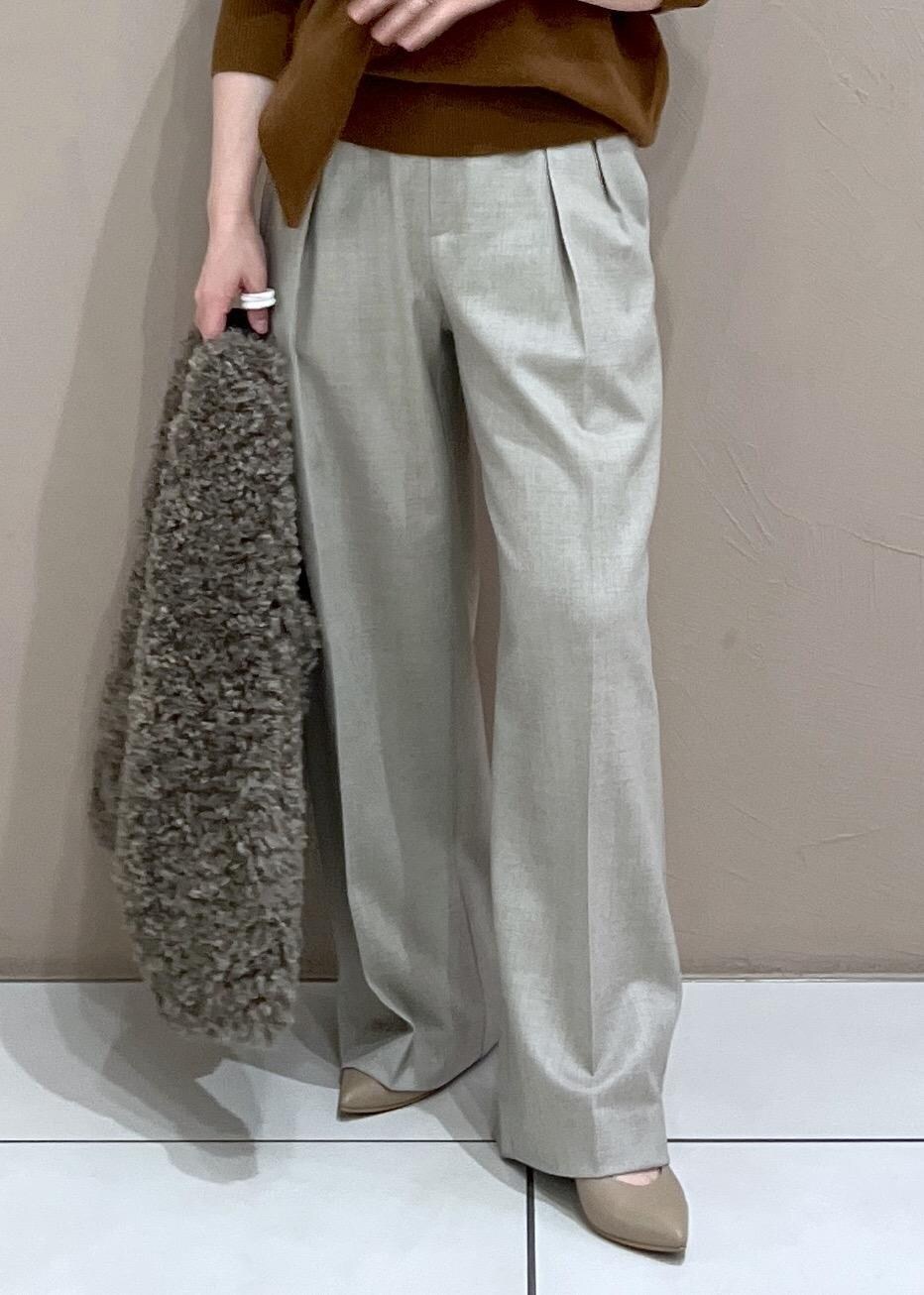 ベージュ系のスラックス、ブラウン系のトートバッグ、イエロー系のニット/セーターを着用したレディースの秋コーディネートの8枚目の写真