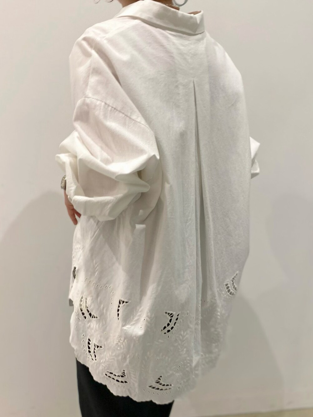 ホワイト系のシャツ/ブラウス、ブラック系のその他パンツ、ブラック系のバッグを着用したレディースの春コーディネートの5枚目の写真