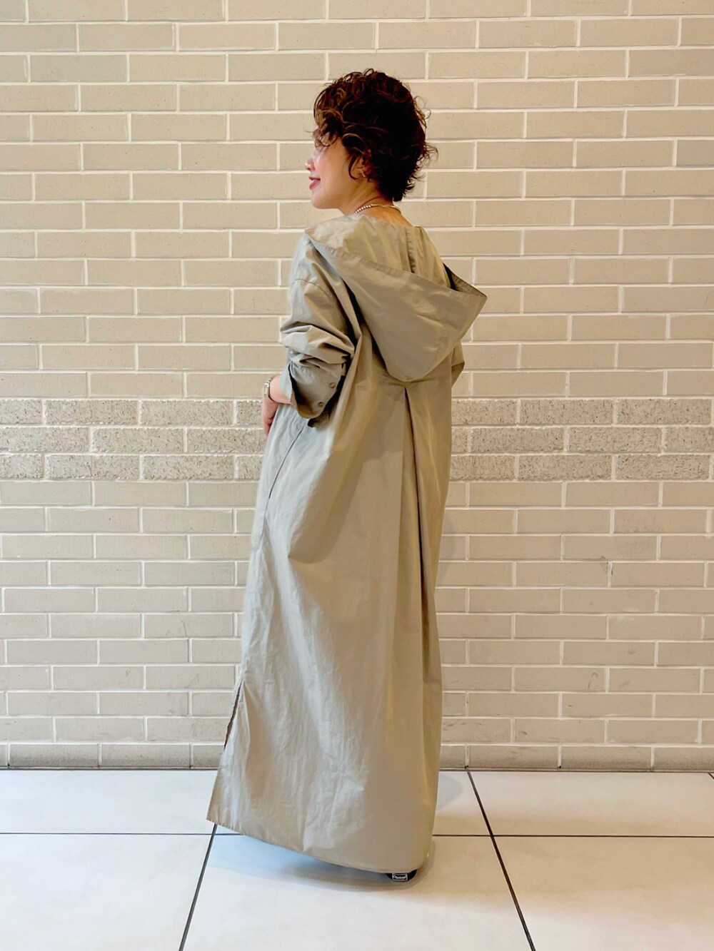 ベージュ系のワンピース、ホワイト系のその他パンツ、ブラック系のバレエシューズを着用したレディースの秋コーディネートの3枚目の写真