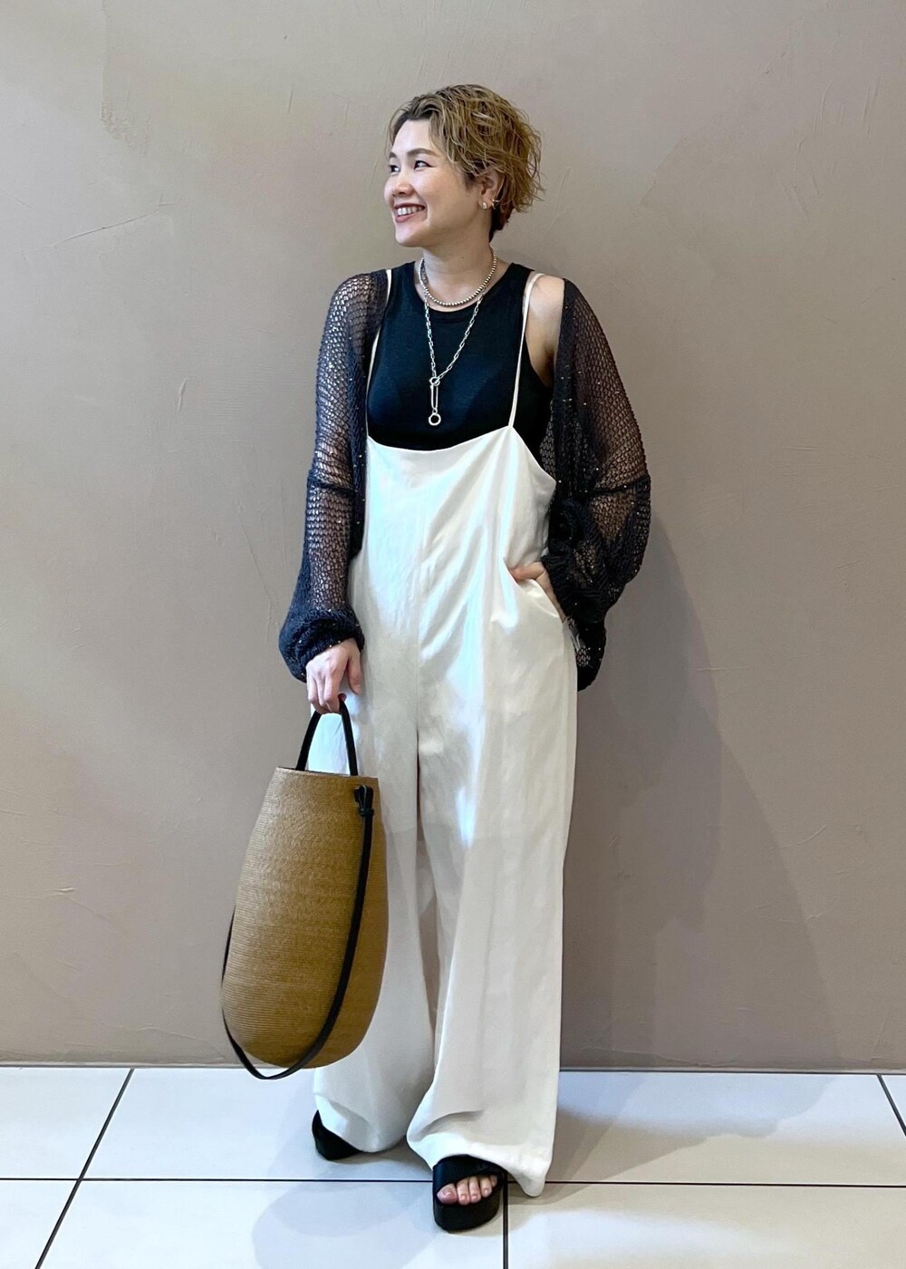 ホワイト系のサロペット/オーバーオール、グレー系のタンクトップ、グレー系のカーディガン/ボレロを着用したレディースの夏コーディネートの2枚目の写真