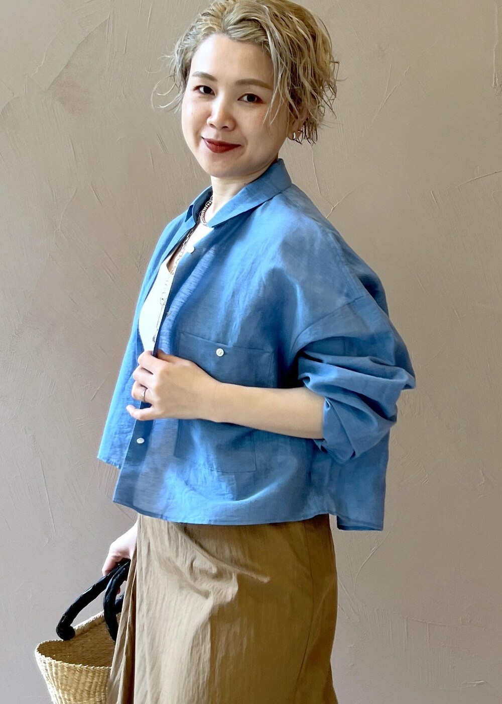 ゴールド系のサンダル、ブラウン系のスカート、ブルー系のシャツ/ブラウスを着用したレディースの夏コーディネートの5枚目の写真