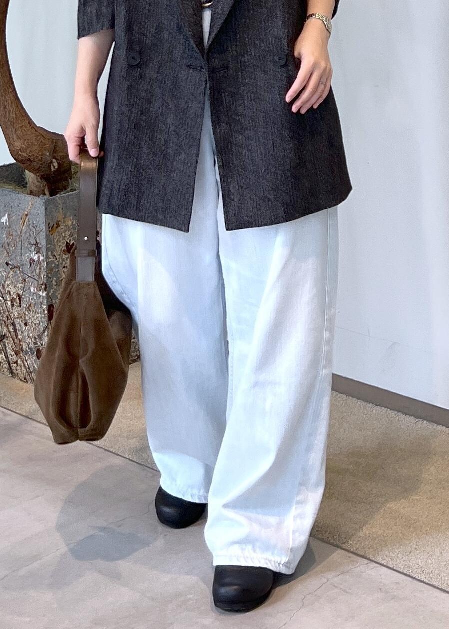 ブルー系のデニムパンツ、ベージュ系のその他トップス、ブラック系のテーラードジャケットを着用したレディースの秋コーディネートの9枚目の写真