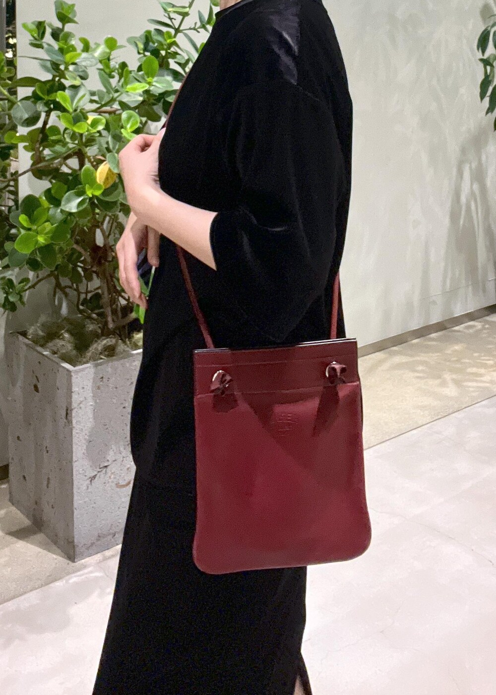 ブラック系のスカート、ブラック系のTシャツ/カットソー、ブラック系のパンプスを着用したレディースの夏コーディネートの8枚目の写真