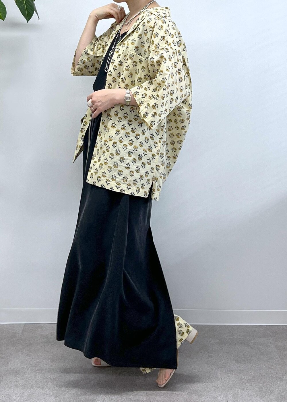 ブラック系のワンピース、ベージュ系のシャツ/ブラウス、ベージュ系のその他パンツを着用したレディースの冬コーディネートの5枚目の写真