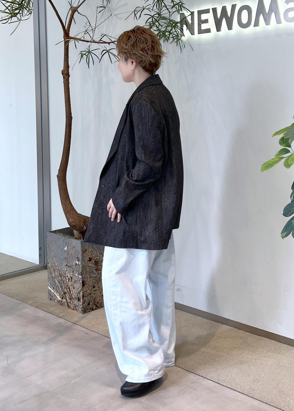 ブルー系のデニムパンツ、ベージュ系のその他トップス、ブラック系のテーラードジャケットを着用したレディースの秋コーディネートの6枚目の写真