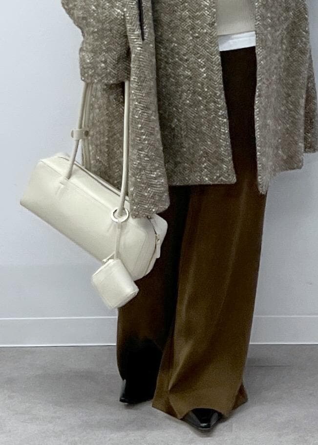 ホワイト系のスウェット、ベージュ系のステンカラーコート、ブラウン系のその他パンツを着用したレディースの秋コーディネートの8枚目の写真