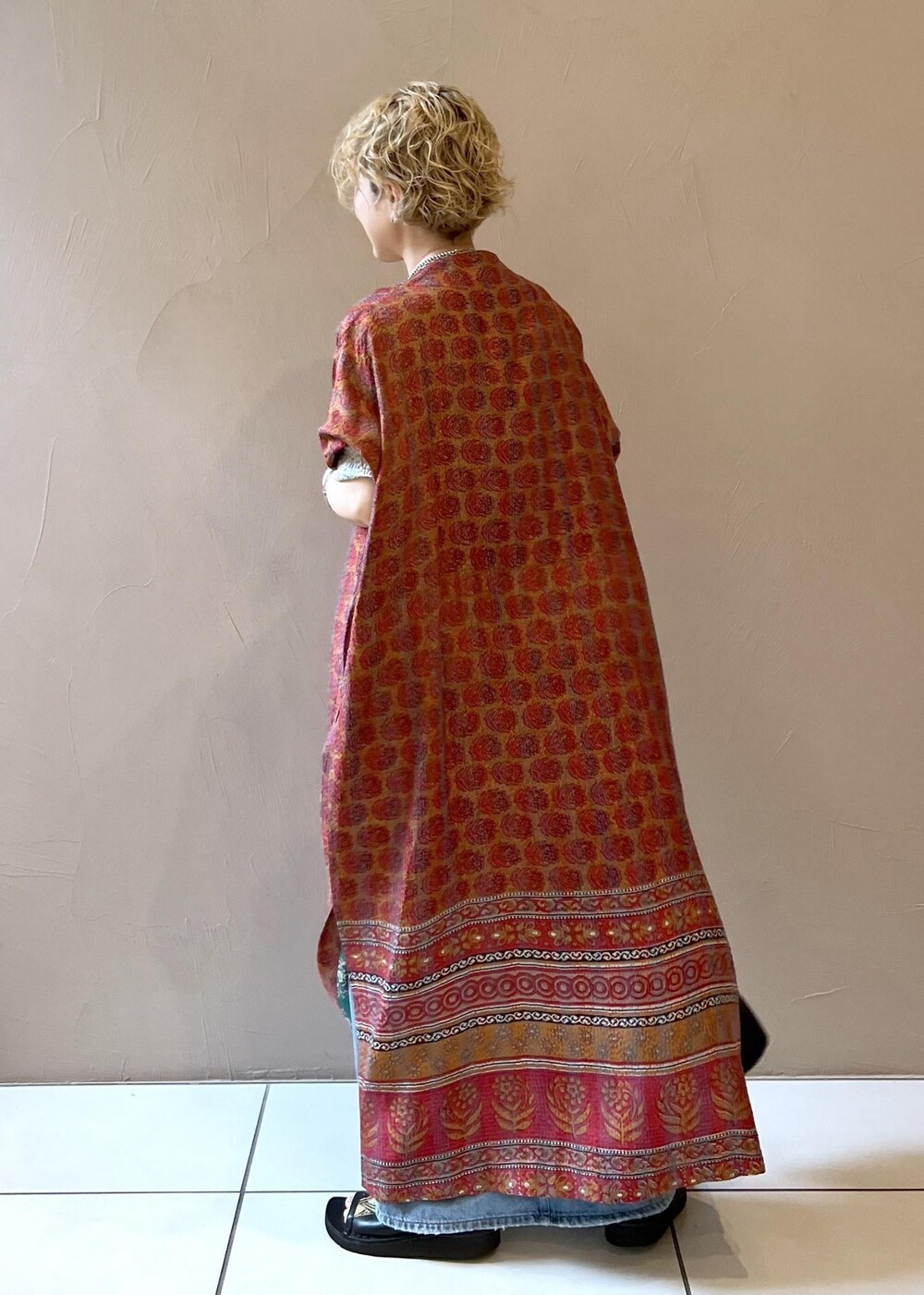 ブラック系のショルダーバッグ、ブラック系のタンクトップ、ブルー系のデニムスカートを着用したレディースの春コーディネートの6枚目の写真