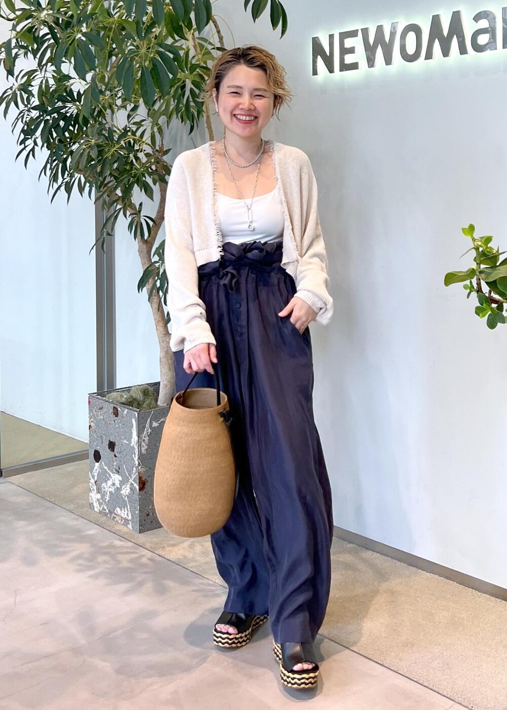 ホワイト系のカーディガン/ボレロ、ブラック系のサンダル、ブルー系のつなぎ/オールインワンを着用したレディースの夏コーディネートの3枚目の写真