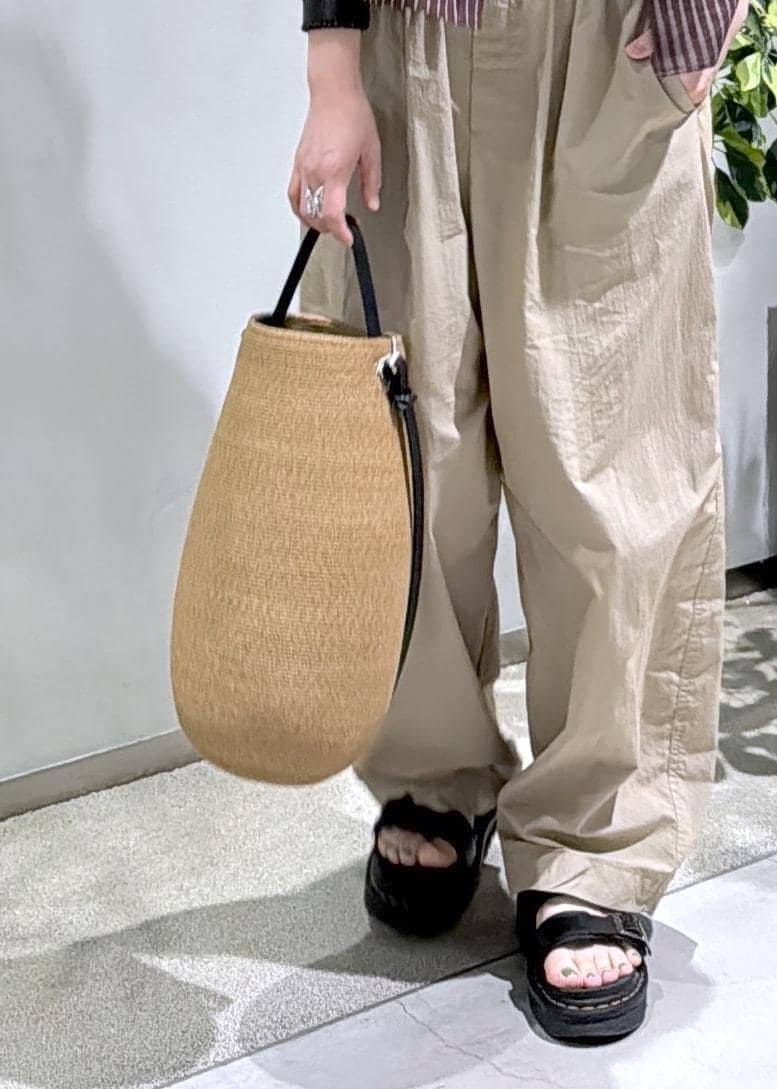 ベージュ系のその他パンツ、ブラウン系のシャツ/ブラウスを着用したレディースの春コーディネートの9枚目の写真