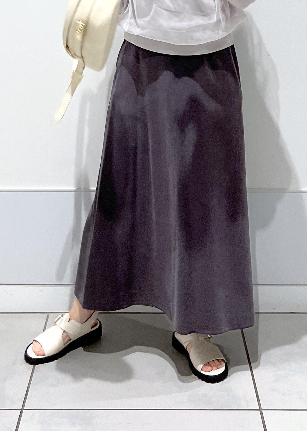 ホワイト系のサンダル、ベージュ系のボディバッグ/ウエストポーチ、グレー系のワンピースを着用したレディースの春コーディネートの5枚目の写真