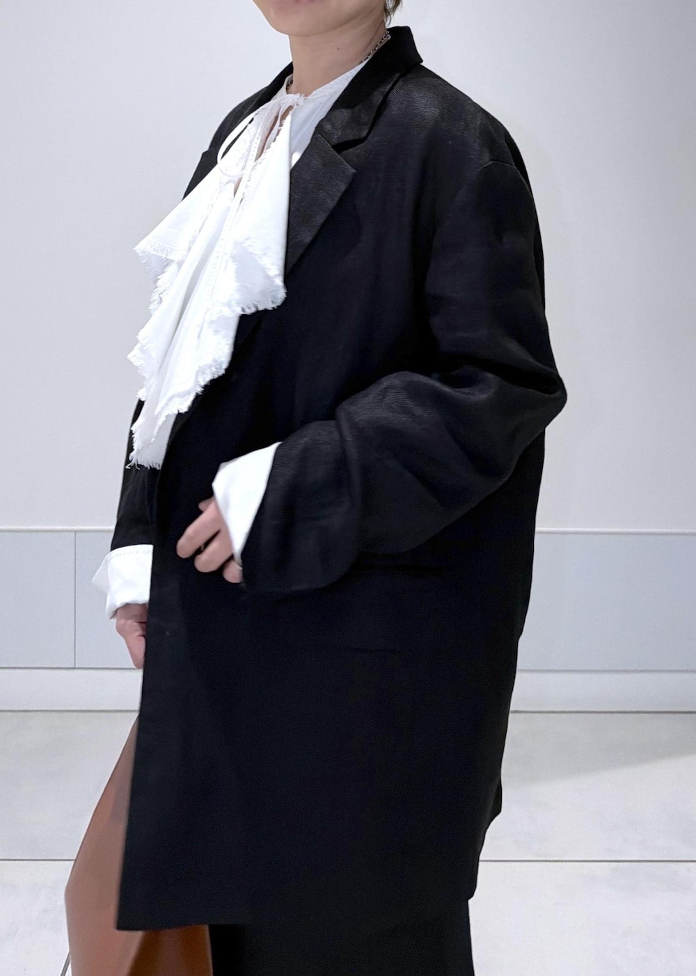 ブラック系のスカート、ブラック系のテーラードジャケット、ホワイト系のシャツ/ブラウスを着用したレディースの冬コーディネートの7枚目の写真