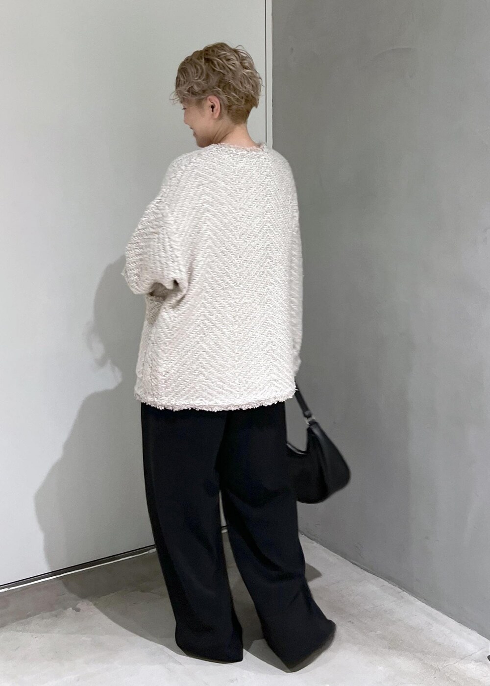 ブラック系のつなぎ/オールインワン、ベージュ系のカーディガン/ボレロ、ブラック系のブーツを着用したレディースの秋コーディネートの7枚目の写真