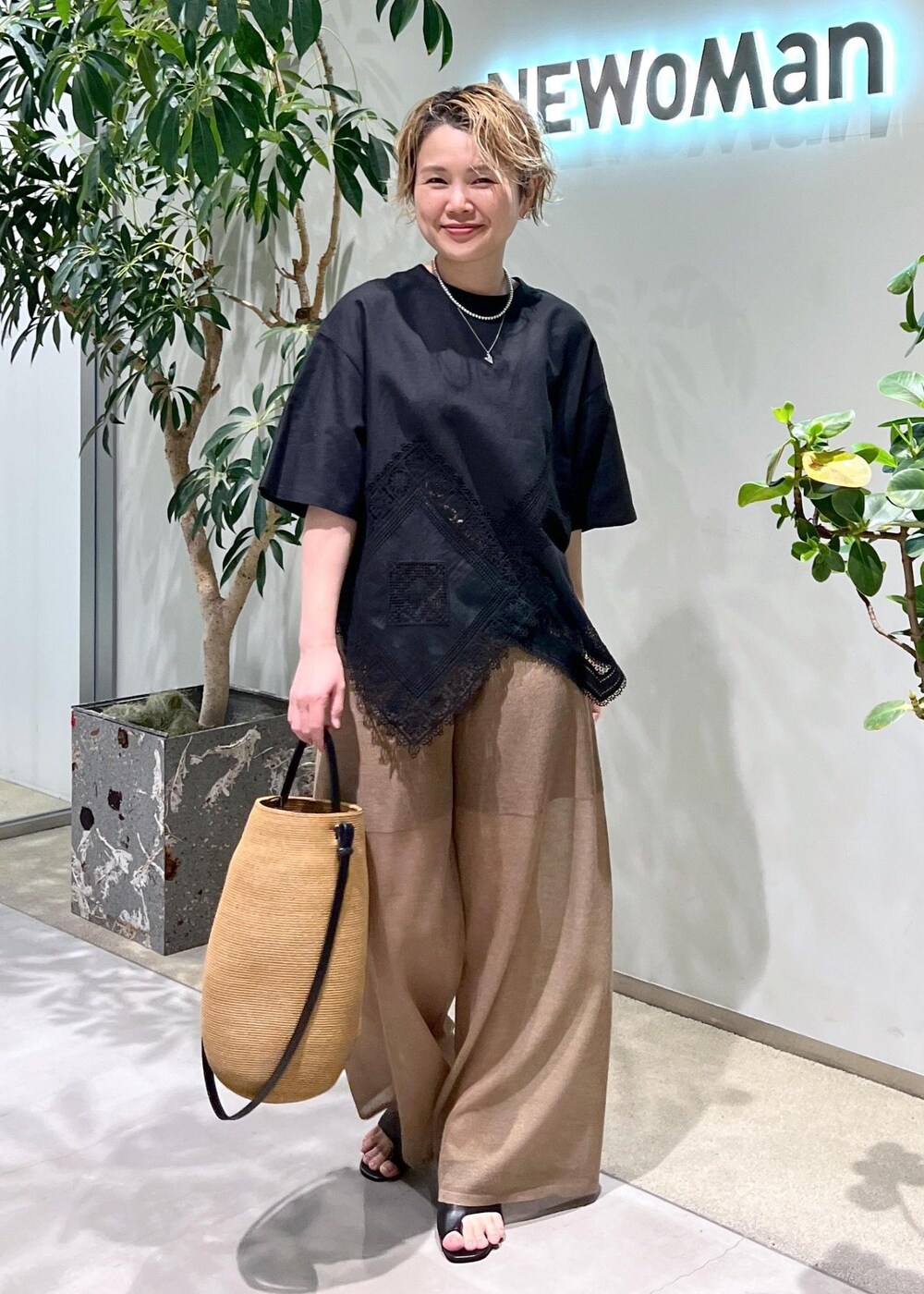 ブラック系のサンダル、ブラック系のTシャツ/カットソー、ゴールド系のその他パンツを着用したレディースの夏コーディネートの5枚目の写真