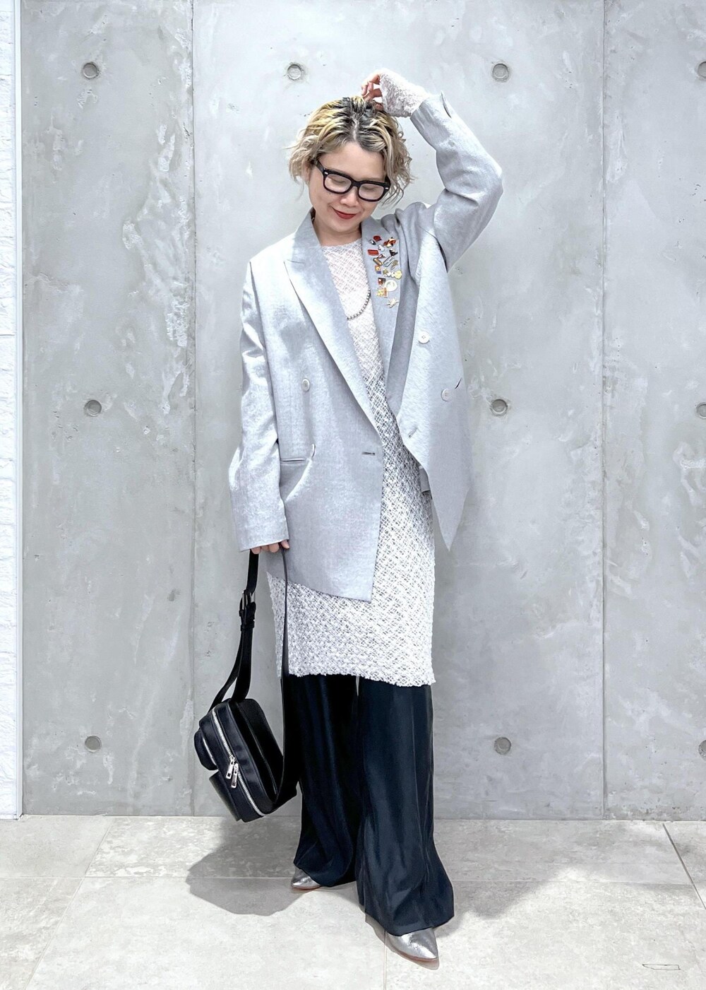 ホワイト系のワンピース、グレー系のテーラードジャケット、ブラック系のボディバッグ/ウエストポーチを着用したレディースの夏コーディネートの2枚目の写真