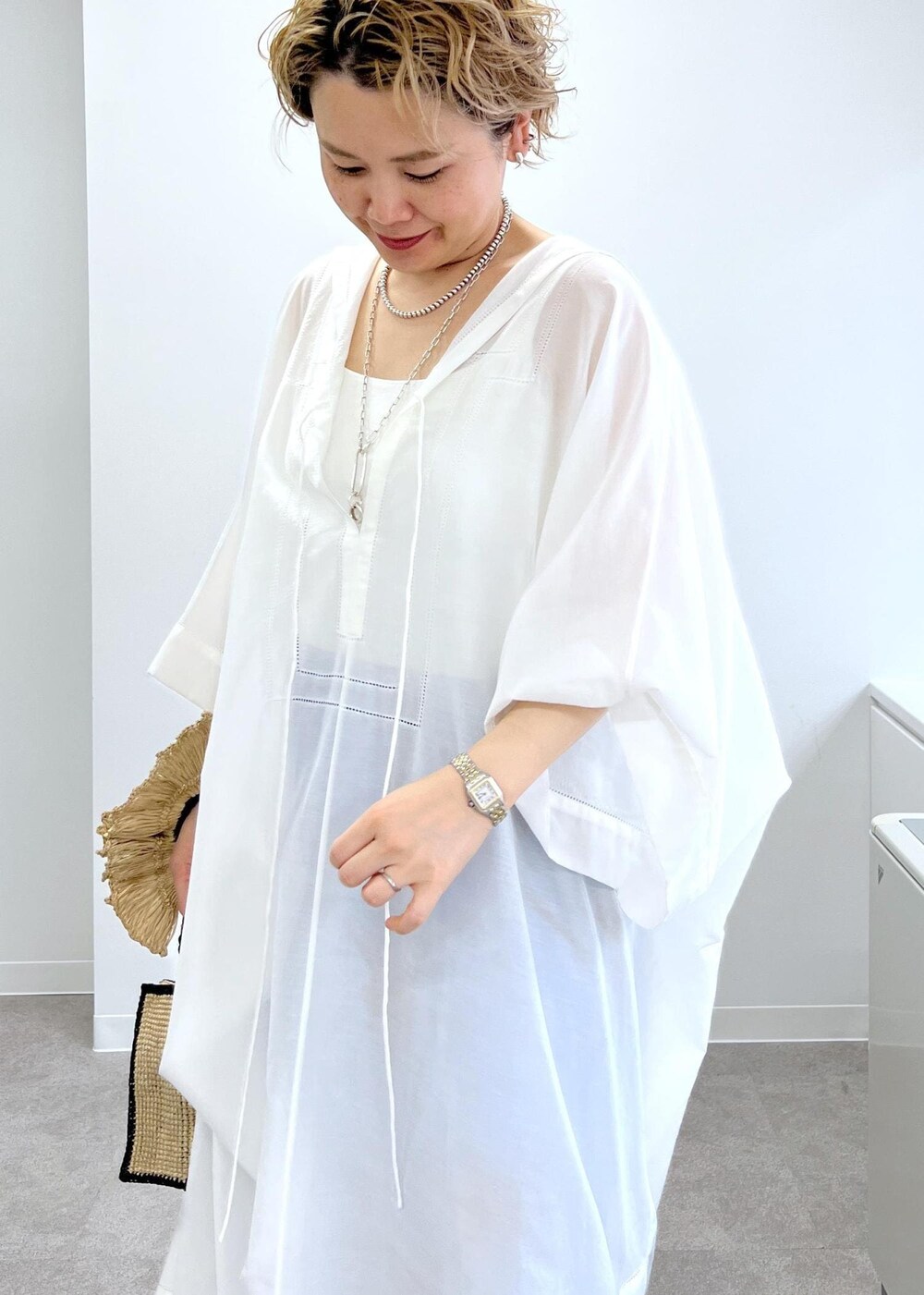 ブラック系のサンダル、ホワイト系のワンピース、ブルー系のその他パンツを着用したレディースの春コーディネートの6枚目の写真