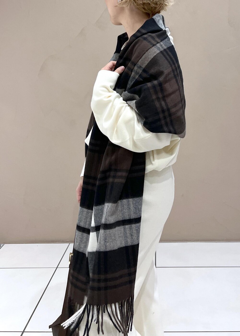 ブラウン系のショルダーバッグ、ホワイト系のスウェット、ホワイト系のその他パンツを着用したレディースの秋コーディネートの7枚目の写真