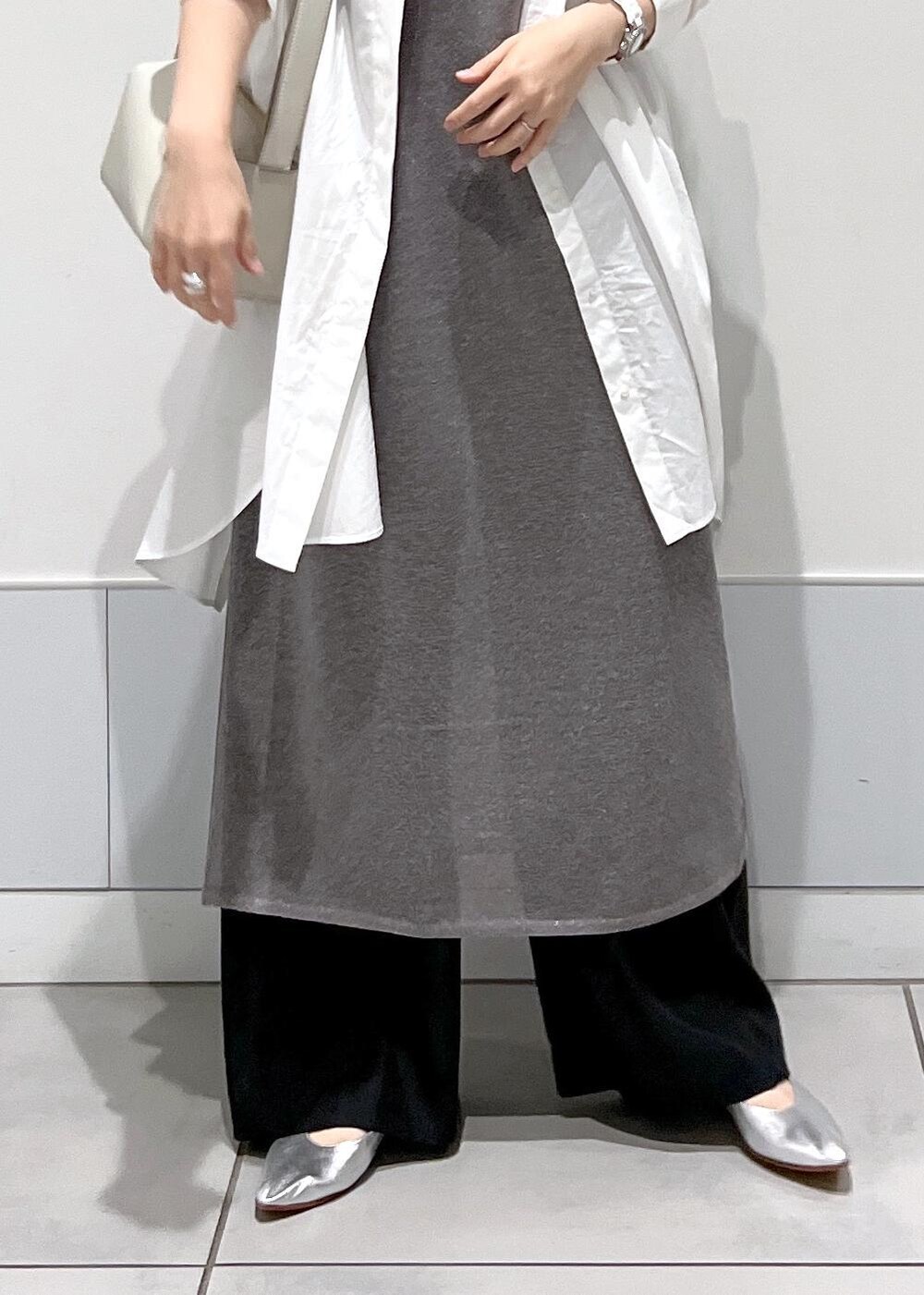 グレー系のショルダーバッグ、ブラック系のその他パンツ、シルバー系のワンピースを着用したレディースの夏コーディネートの8枚目の写真