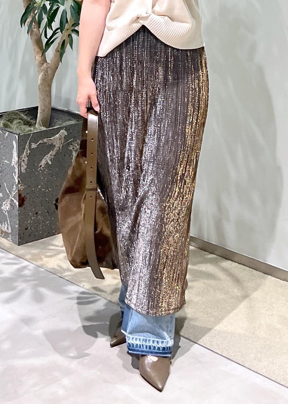 ホワイト系のカーディガン/ボレロを着用したレディースの夏コーディネートの7枚目の写真