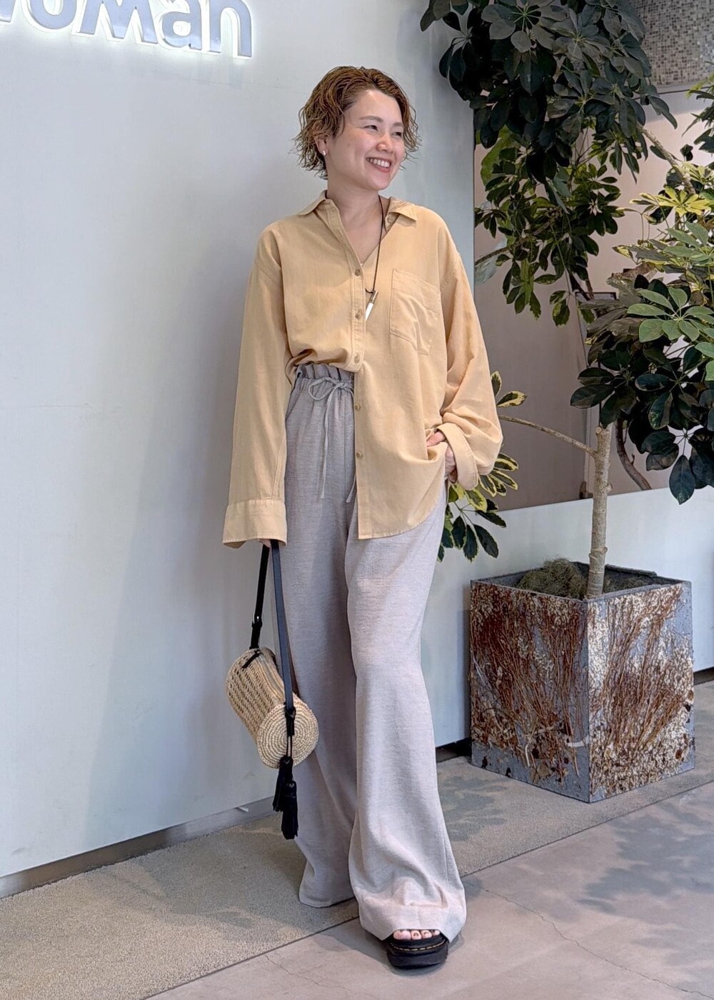 ベージュ系のショルダーバッグ、ベージュ系のその他パンツ、ベージュ系のシャツ/ブラウスを着用したレディースの夏コーディネートの4枚目の写真