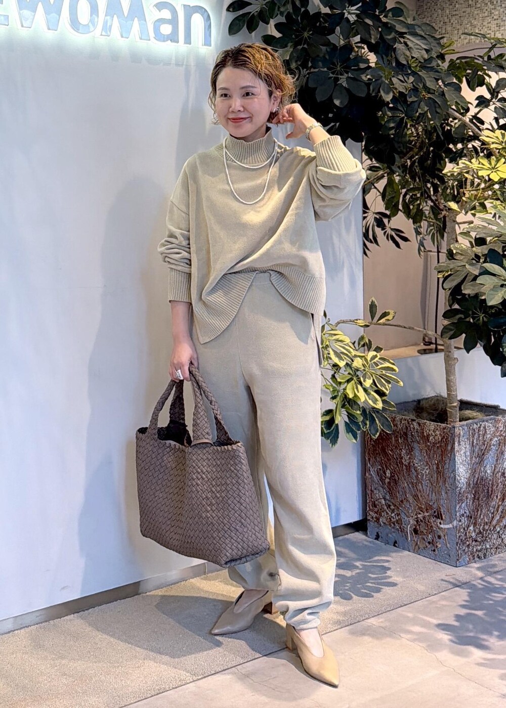 ベージュ系のパンプス、ホワイト系のニット/セーター、ホワイト系のその他パンツを着用したレディースの夏コーディネートの3枚目の写真