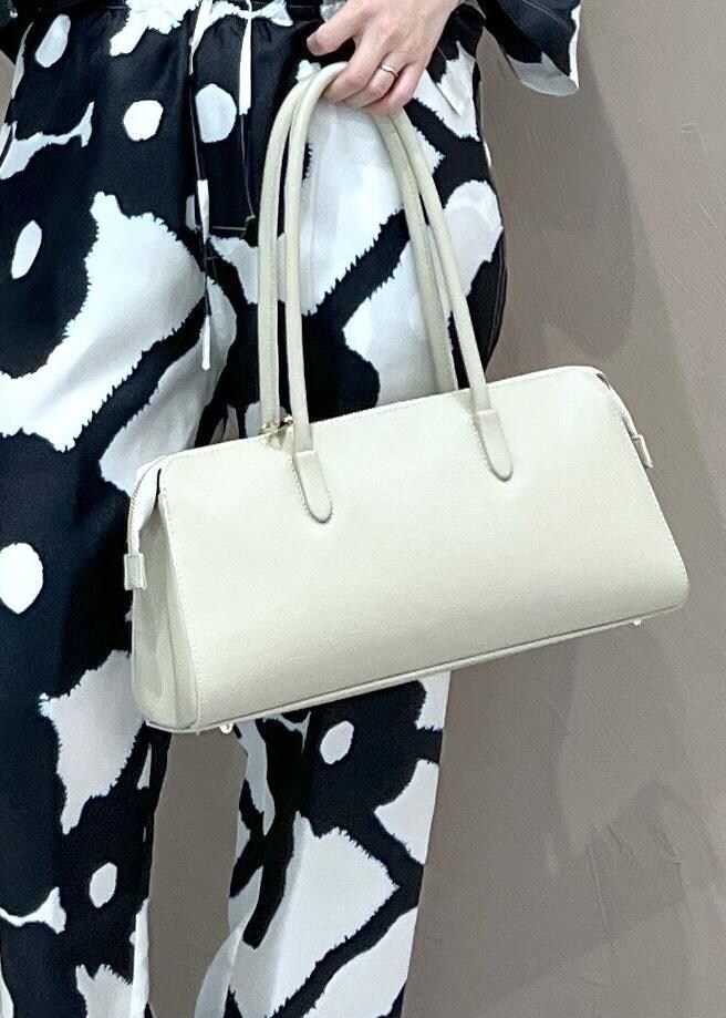 ホワイト系のボストンバッグ、その他のパンプス、ホワイト系のシャツ/ブラウスを着用したレディースの春コーディネートの8枚目の写真