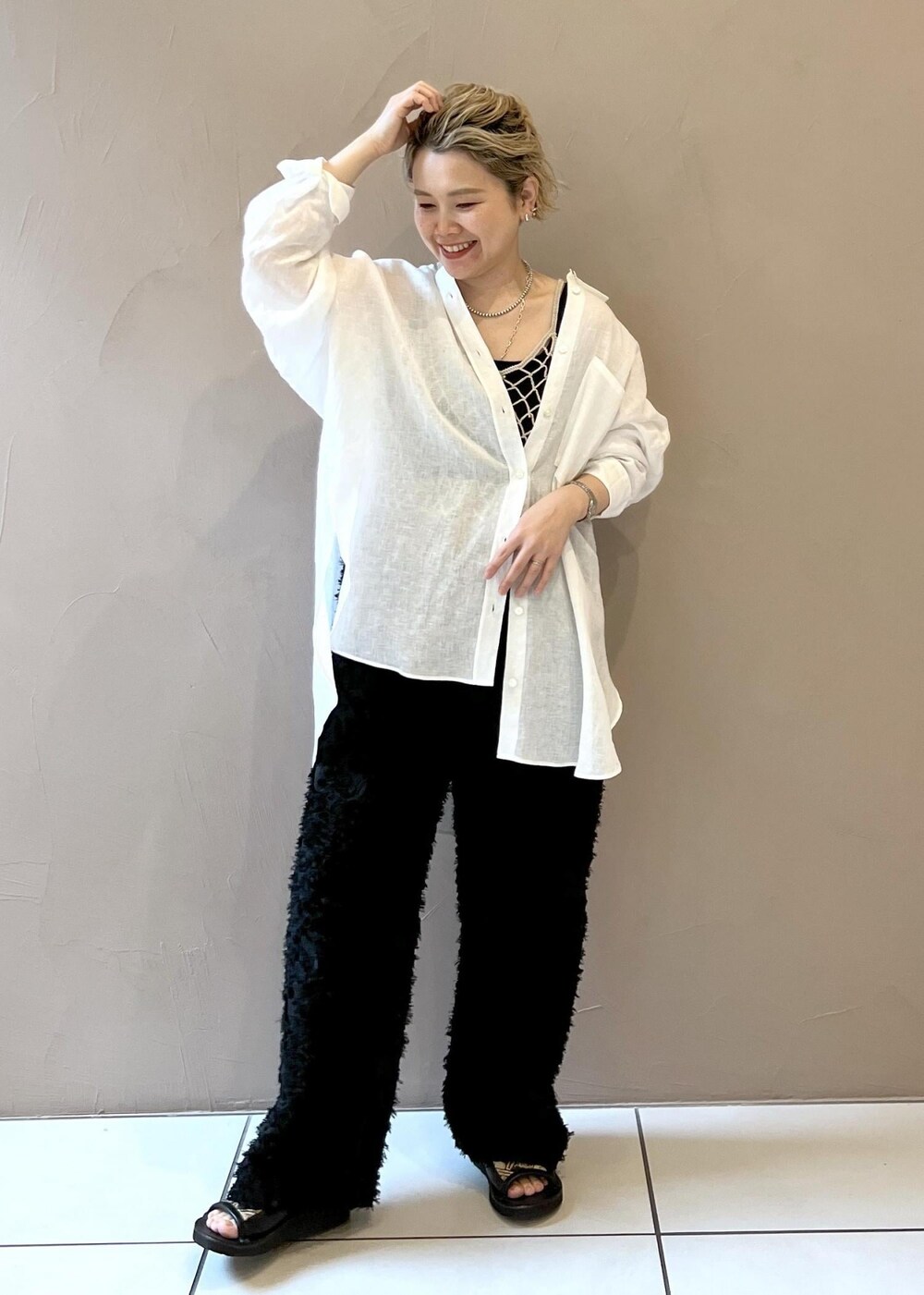 ホワイト系のシャツ/ブラウス、ベージュ系のキャミソール、ブラック系のその他パンツを着用したレディースの春コーディネートの4枚目の写真