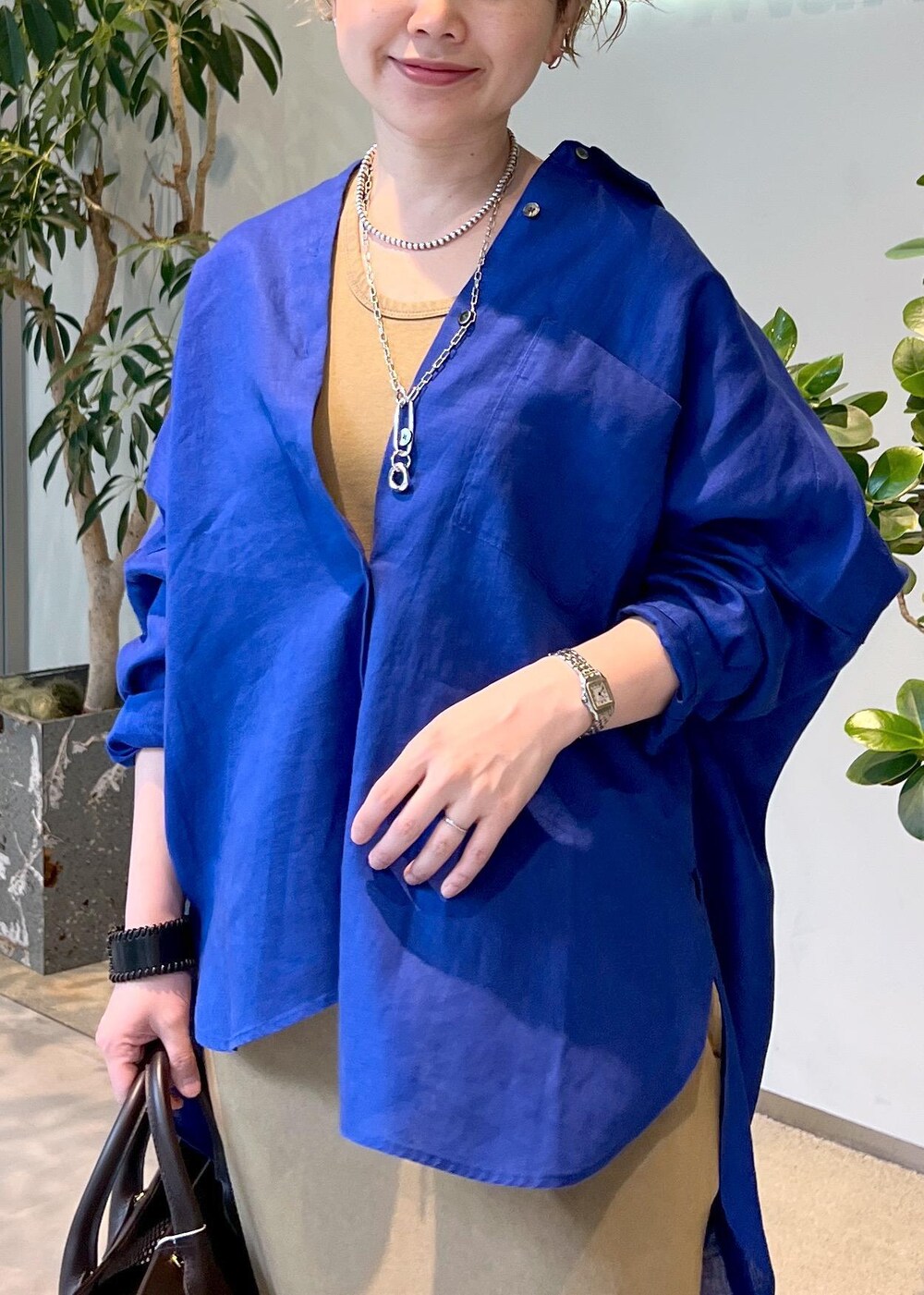 ブルー系のシャツ/ブラウス、ブラウン系のトートバッグ、ブラウン系のワンピースを着用したレディースの夏コーディネートの7枚目の写真