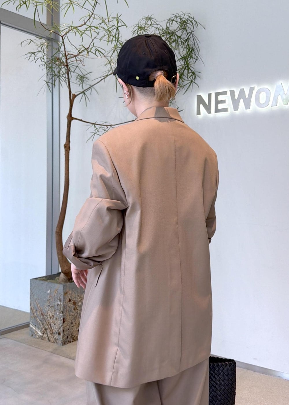 ベージュ系のその他パンツ、ベージュ系のテーラードジャケット、ブラック系のトートバッグを着用したレディースの秋コーディネートの10枚目の写真