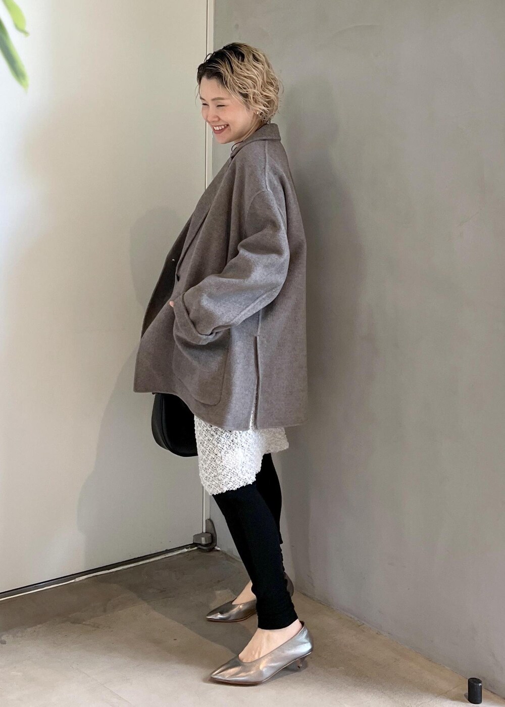 ブラウン系のその他アウター、ホワイト系のワンピース、シルバー系のパンプスを着用したレディースの秋コーディネートの5枚目の写真