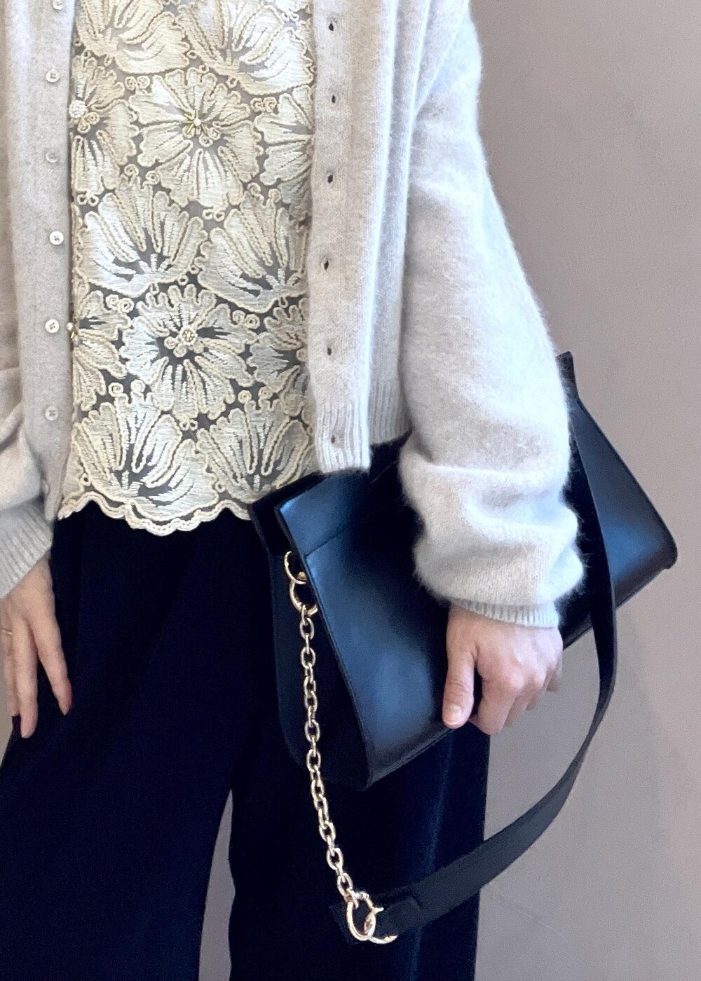 グレー系のタンクトップ、グレー系のカーディガン/ボレロ、ブラック系のショルダーバッグを着用したレディースの冬コーディネートの10枚目の写真