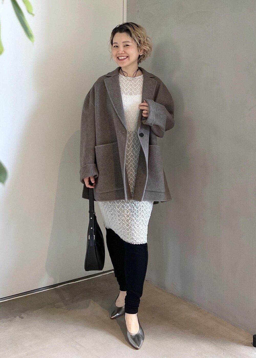 ブラウン系のその他アウター、ホワイト系のワンピース、シルバー系のパンプスを着用したレディースの秋コーディネートの3枚目の写真