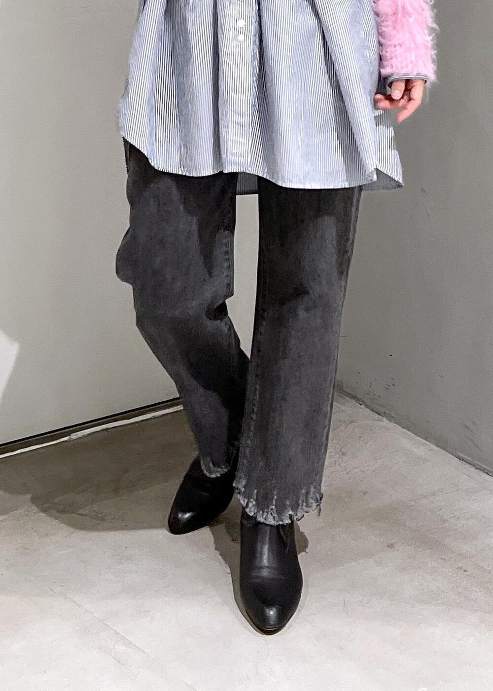 ブラック系のブーツ、ピンク系のニット/セーター、ブラック系のデニムパンツを着用したレディースの秋コーディネートの10枚目の写真