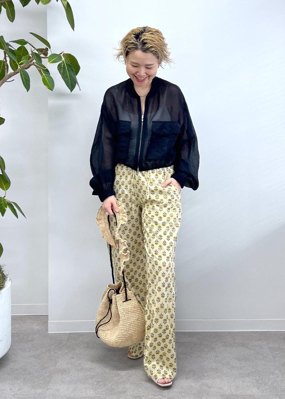 ブラック系のブルゾン、ベージュ系のその他パンツ、グレー系のサンダルを着用したレディースの冬コーディネートの2枚目の写真