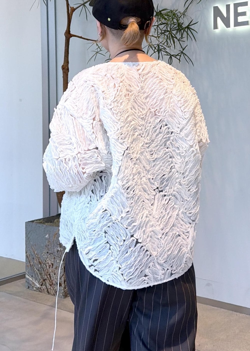 グレー系のその他パンツ、ブラック系のショルダーバッグ、ホワイト系のシャツ/ブラウスを着用したレディースの夏コーディネートの9枚目の写真