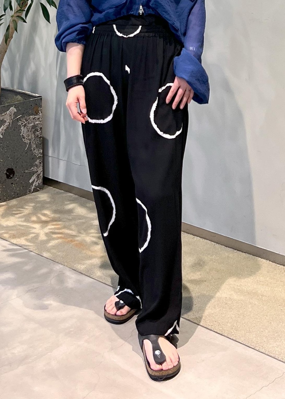 ブルー系のブルゾンを着用したレディースの夏コーディネートの8枚目の写真