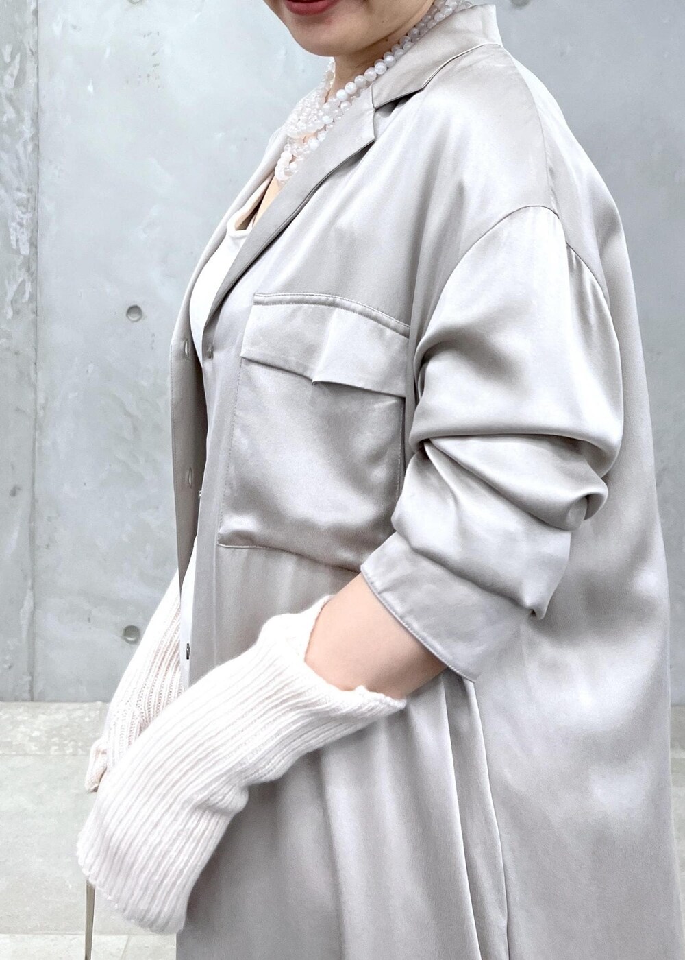 ホワイト系のタンクトップ、ホワイト系のその他パンツ、グレー系のシャツワンピースを着用したレディースの秋コーディネートの8枚目の写真