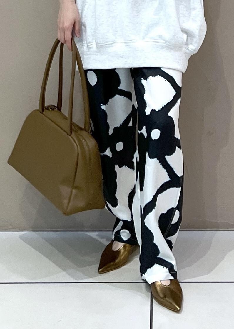 グリーン系のブルゾン、グレー系のスウェット、その他のパンプスを着用したレディースの春コーディネートの10枚目の写真