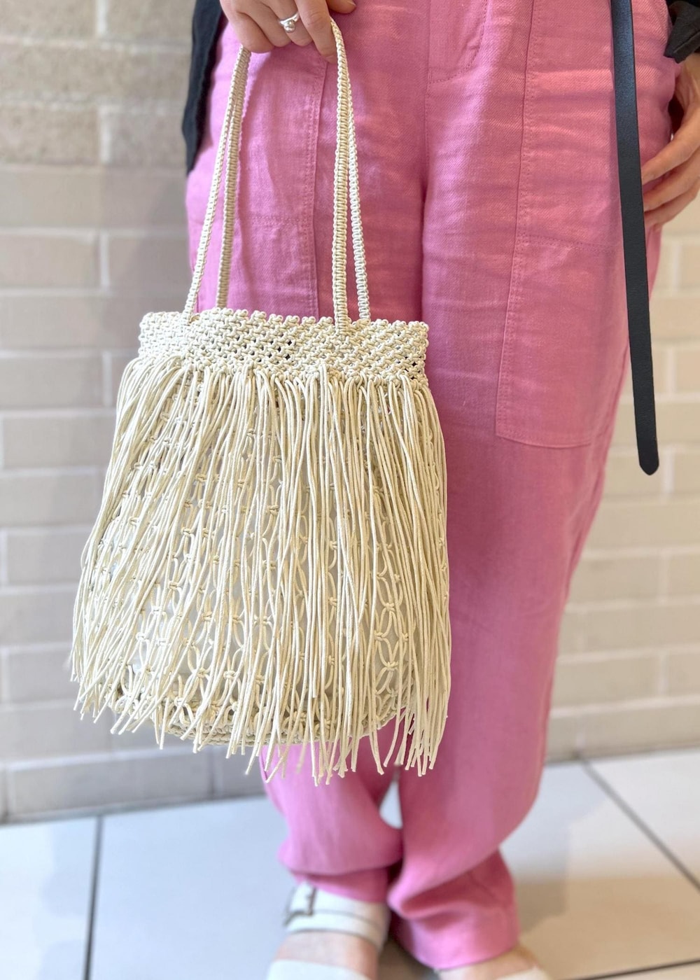 ブラック系のシャツ/ブラウス、ホワイト系のチューブトップ、ベージュ系のサンダルを着用したレディースの春コーディネートの9枚目の写真