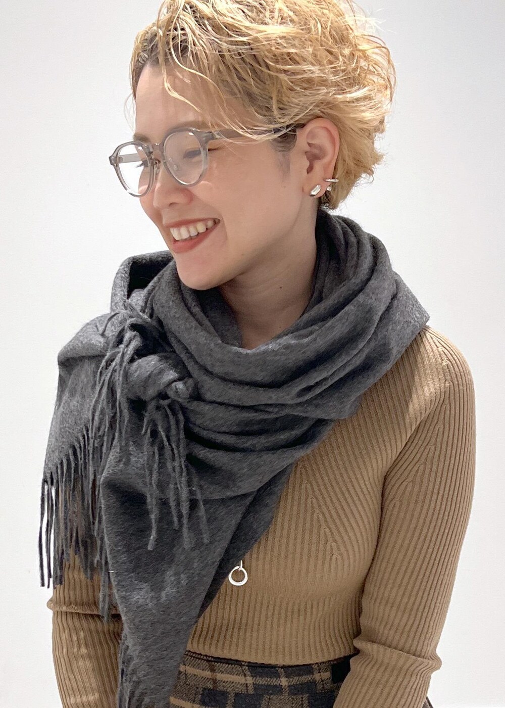 ベージュ系のスカート、ベージュ系のニット/セーターを着用したレディースの秋コーディネートの7枚目の写真