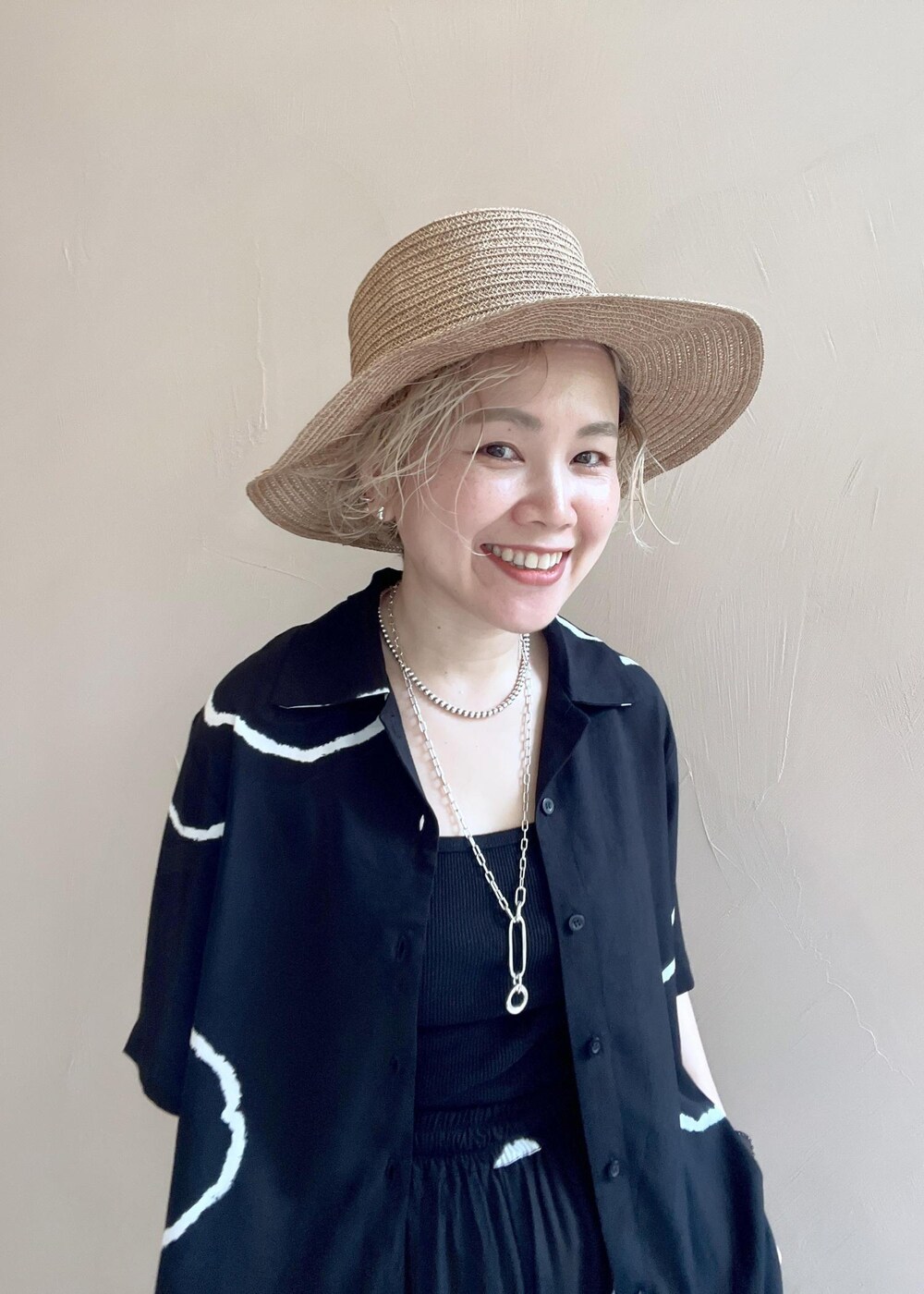 ゴールド系のサンダル、ブラック系のタンクトップ、ブラック系のルームウェア/パジャマを着用したレディースの春コーディネートの9枚目の写真