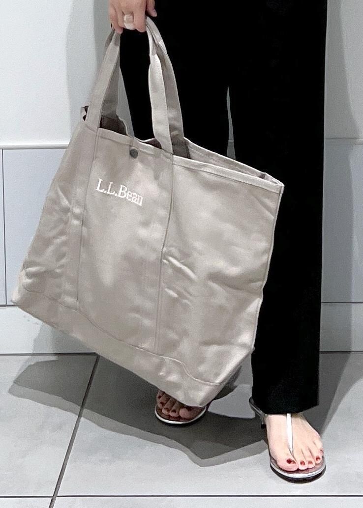 シルバー系のサンダル、ブラウン系のシャツ/ブラウス、ブラック系のその他パンツを着用したレディースの夏コーディネートの10枚目の写真