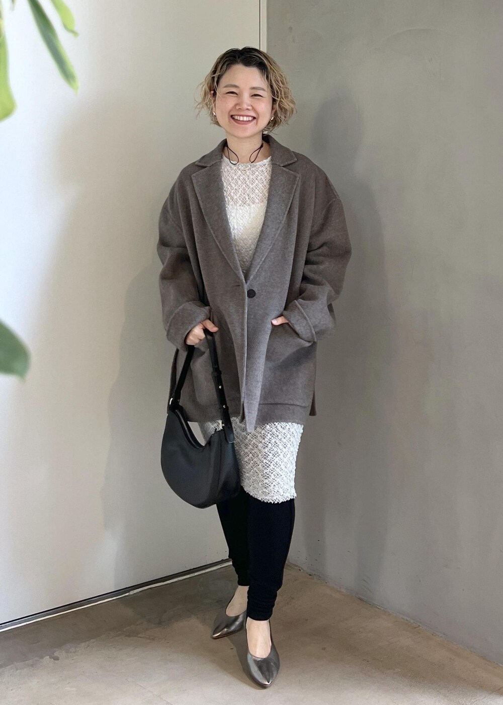 ブラウン系のその他アウター、ホワイト系のワンピース、シルバー系のパンプスを着用したレディースの秋コーディネートの2枚目の写真